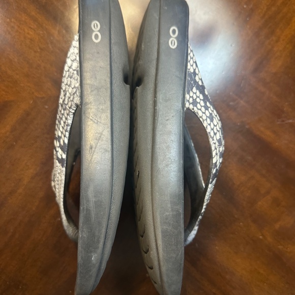OOFOS OOlala Black Snakeskin Sandal - Picture 5 of 7